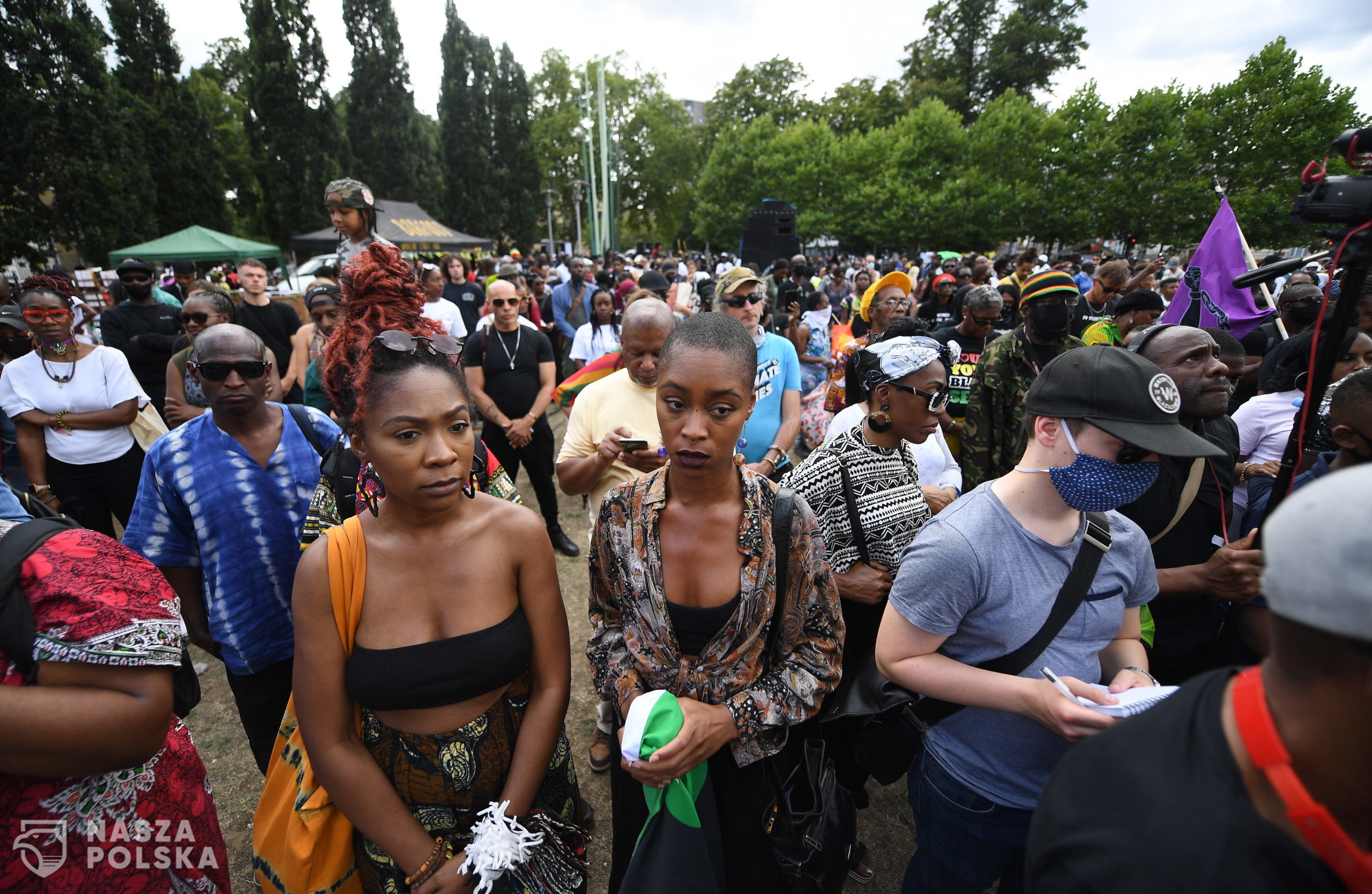 epa08579060 People gather for three minutes of silence at a Black Lives Matter protest in Brixton, London, Britain, 01 August 2020. Thousands of people from across London gathered to mark the annual Emancipation Day.  EPA/ANDY RAIN 
Dostawca: PAP/EPA.