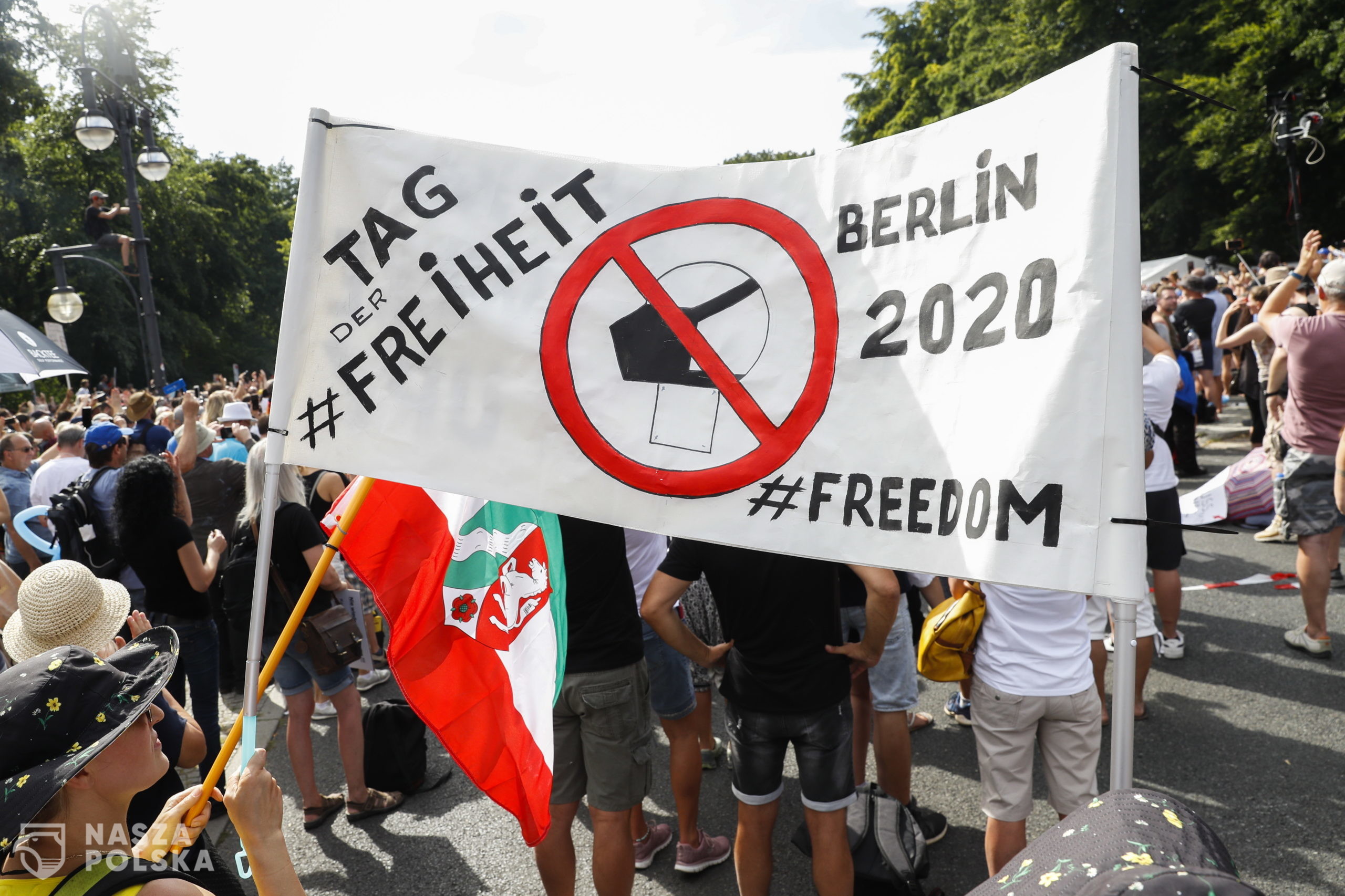 epa08579084 Demonstrators hold a banner reading 'day of freedom - Berlin 2020' during a protest against coronavirus pandemic regulations in Berlin, Germany, 01 August 2020. An alliance of right wing groups have called to a democratic resistance demonstration for the first weekend in August. The nationwide rally 'Day of Freedom' will take place 01 August as a protest against the measures imposed by the Government in relation to the coronavirus pandemic. The events are organized by groups of various motives, right wing activists, conspiracy theory believers and more.  EPA/FELIPE TRUEBA 
Dostawca: PAP/EPA.