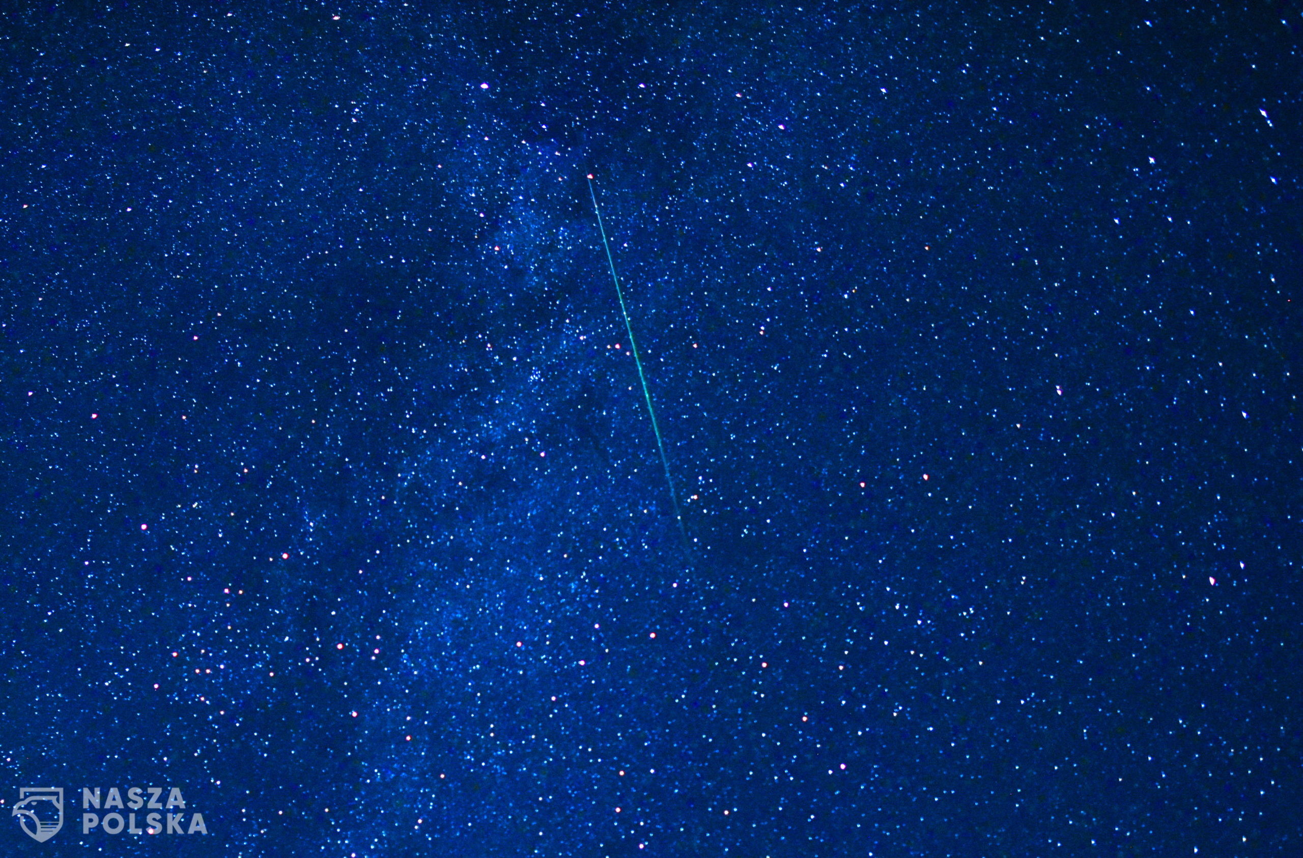 epa08598247 A meteor streaks through the sky during the Perseid meteor shower above the village of Gresnica,some 90 km west from Skopje, Republic of North Macedonia, 11 August 2020. The Perseid meteor shower occurs every year in August when the Earth passes through debris and  some dust of the Swift-Tuttle comet.  EPA/GEORGI LICOVSKI 
Dostawca: PAP/EPA.