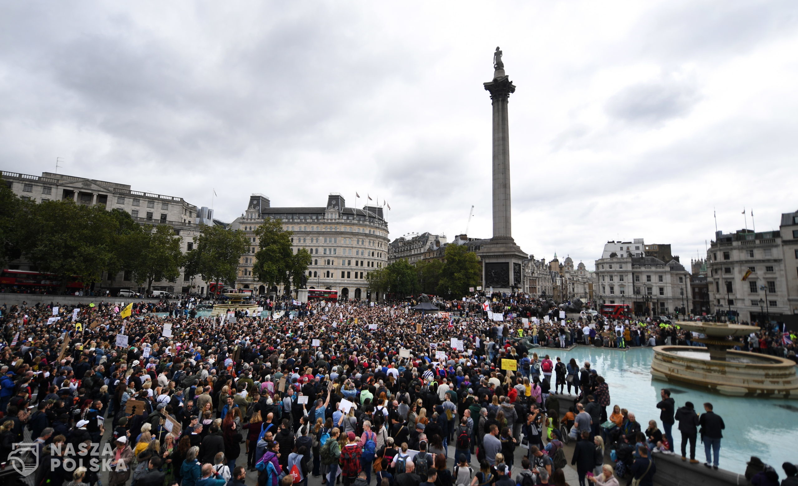 epa08633426 Thousands of people protest at Trafalgar Square against the Coronavirus lockdown in London, Britain, 29 August 2020. Protesters demonstrated against the wearing of masks, government proposed vaccines, and lockdowns. Protesters claim that Covid-19 is a hoax enabling governments to exert control over the masses.  EPA/ANDY RAIN 
Dostawca: PAP/EPA.