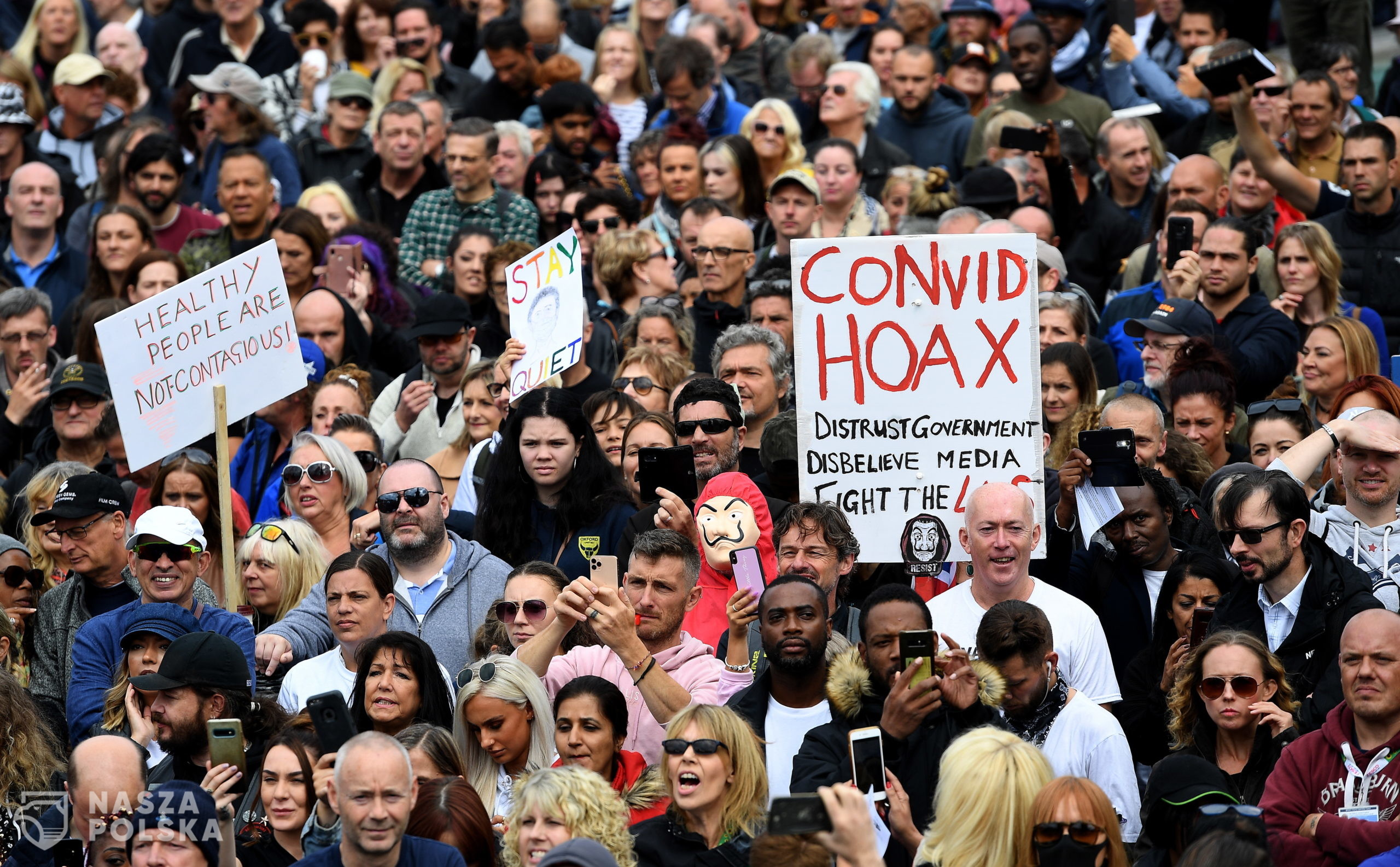 epa08633429 Thousands of people protest at Trafalgar Square against the Coronavirus lockdown in London, Britain, 29 August 2020. Protesters demonstrated against the wearing of masks, government proposed vaccines, and lockdowns. Protesters claim that Covid-19 is a hoax enabling governments to exert control over the masses.  EPA/ANDY RAIN 
Dostawca: PAP/EPA.