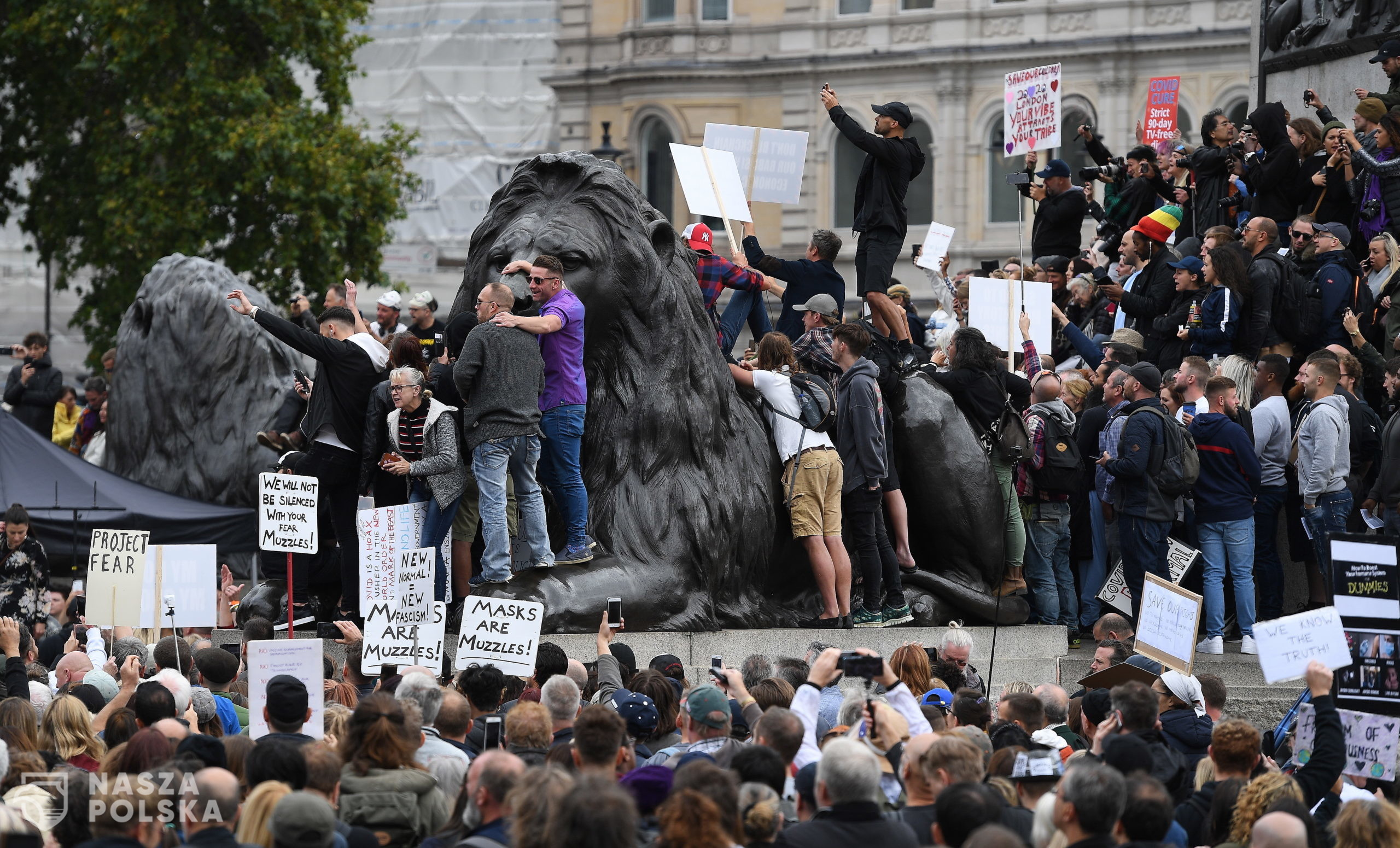 epa08633430 Thousands of people protest at Trafalgar Square against the Coronavirus lockdown in London, Britain, 29 August 2020. Protesters demonstrated against the wearing of masks, government proposed vaccines, and lockdowns. Protesters claim that Covid-19 is a hoax enabling governments to exert control over the masses.  EPA/ANDY RAIN 
Dostawca: PAP/EPA.