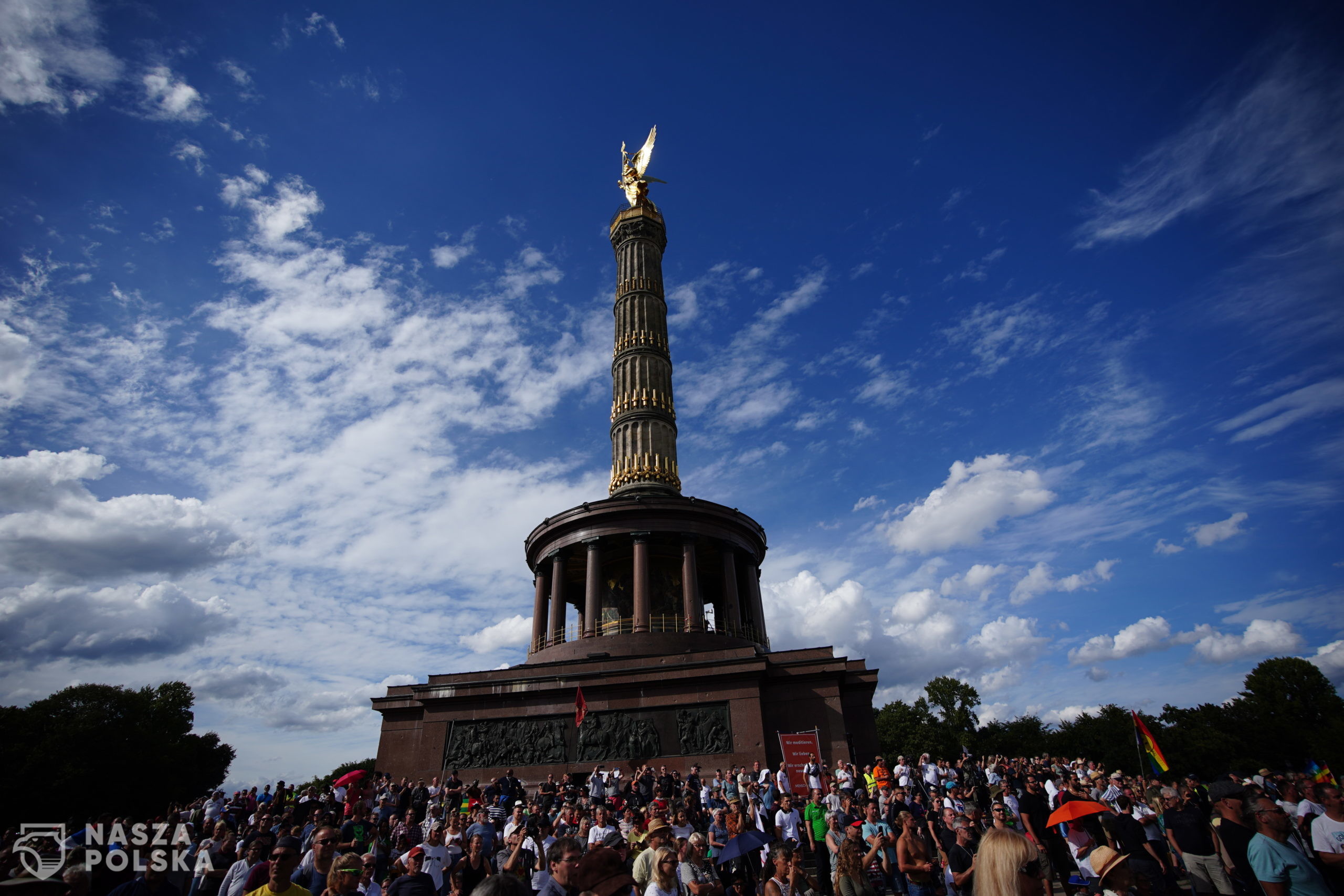 epa08633848 Demonstrators gather during a protest against coronavirus pandemic regulations in front of the Victory Column in Berlin, Germany, 29 August 2020. The initiative 'Querdenken 711' and an alliance of right wing groups have called to demonstrate against coronavirus regulations like face mask wearing, in Berlin. Meanwhile forbidden, Berlin administrative court and higher administrative court allowed the demonstration to take place under certain requirements. Police announced to stop the demonstration when conditions were not met.  EPA/CLEMENS BILAN 
Dostawca: PAP/EPA.