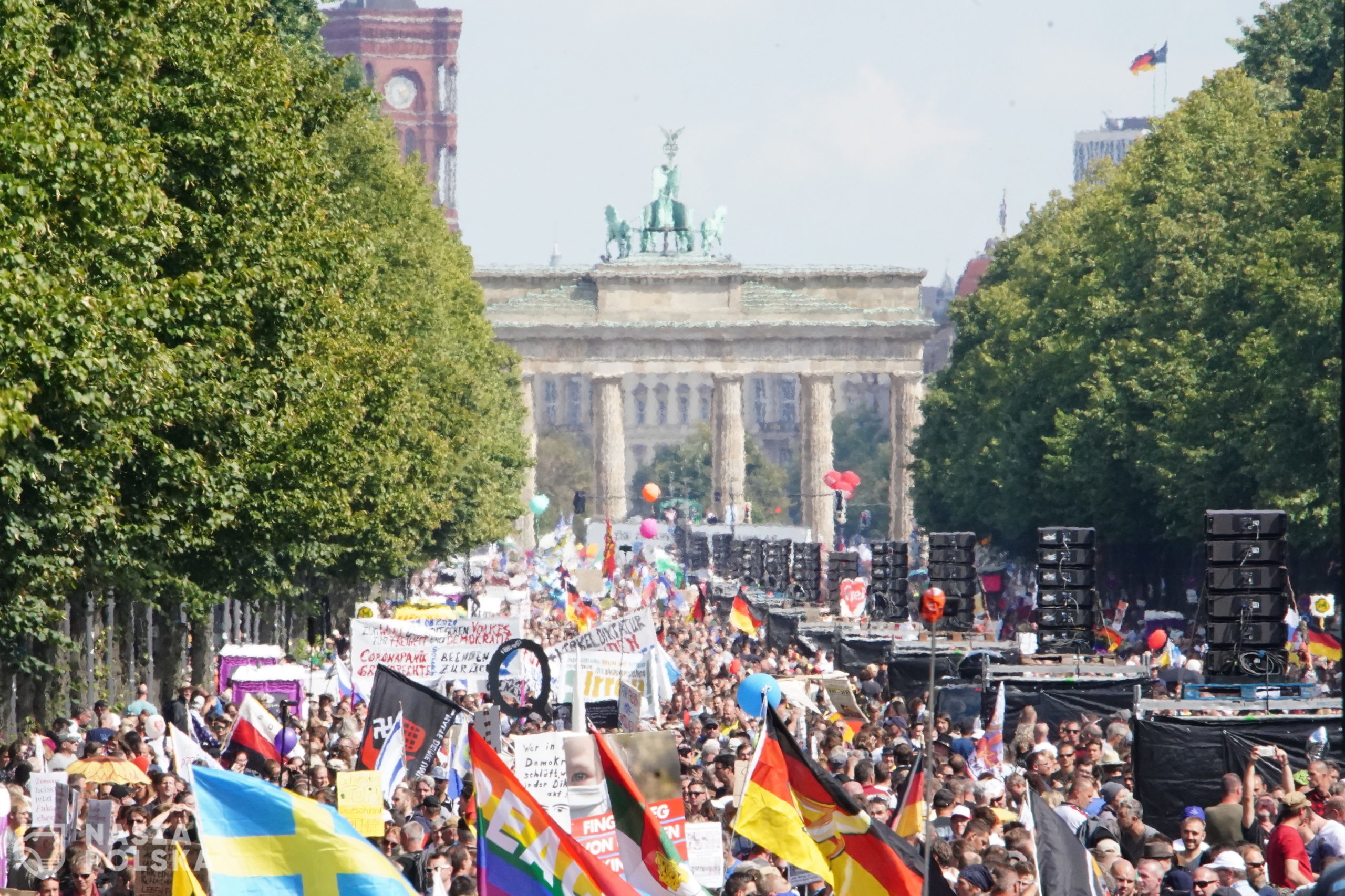 epa08633889 A general view of demonstrators during a protest against coronavirus pandemic regulations in front of Brandenburg Gate in Berlin, Germany, 29 August 2020. The initiative 'Querdenken 711' and an alliance of right wing groups have called to demonstrate against coronavirus regulations like face mask wearing, in Berlin. Meanwhile forbidden, Berlin administrative court and higher administrative court allowed the demonstration to take place under certain requirements. Police announced to stop the demonstration when conditions were not met.  EPA/CLEMENS BILAN 
Dostawca: PAP/EPA.