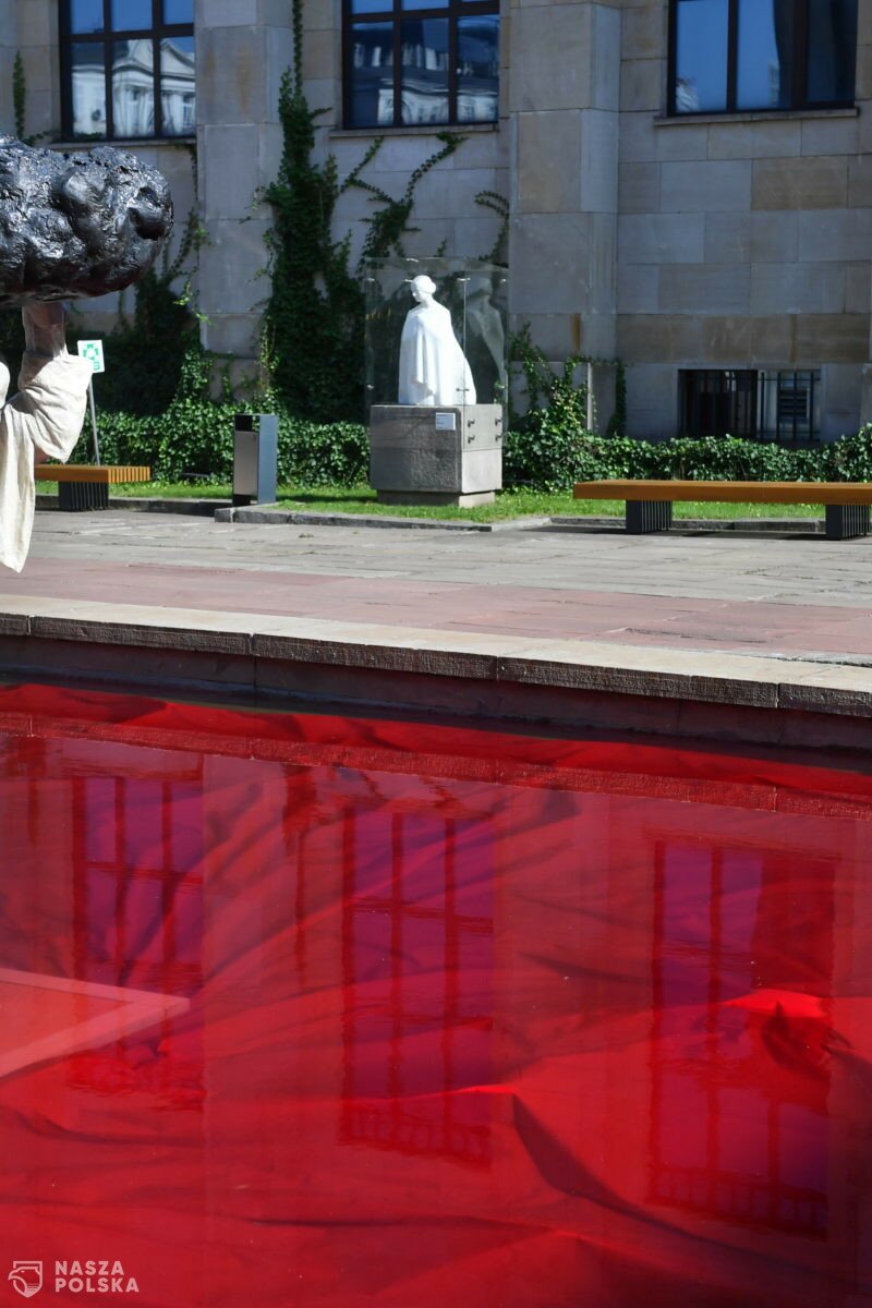 Przed Muzeum Narodowym w Warszawie odsłonięto instalację Jerzego Kaliny „Zatrute źródło”