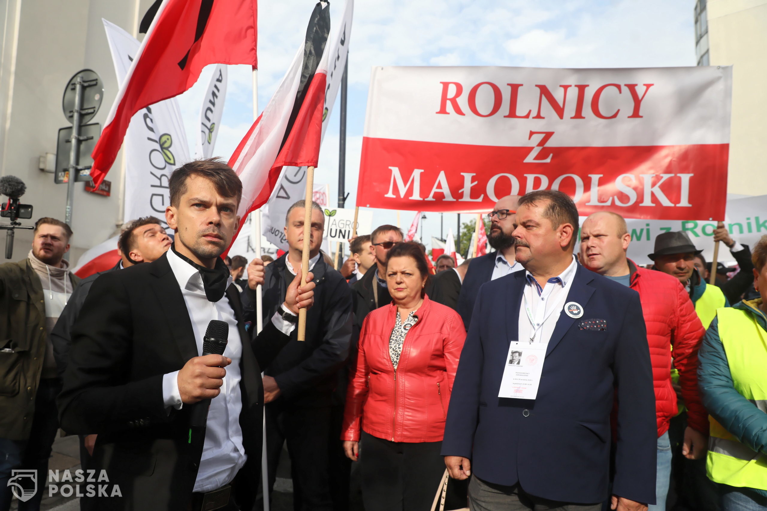 Warszawa, 30.09.2020. Przewodnicz¹cy OPZZRiOR S³awomir Izdebski (3P), przewodnicz¹cy Agrounii Micha³ Ko³odziejczak (3L) i polska polityk, rolniczka, przedsiêbiorca, dzia³aczka zwi¹zkowa Renata Beger (C) podczas demonstracji przedstawicieli bran¿y rolniczej w Warszawie, 30 bm. Jest to protest przeciwko nowelizacji ustawy zakazuj¹cej hodowli zwierz¹t na futra. (kf) PAP/Tomasz Gzell