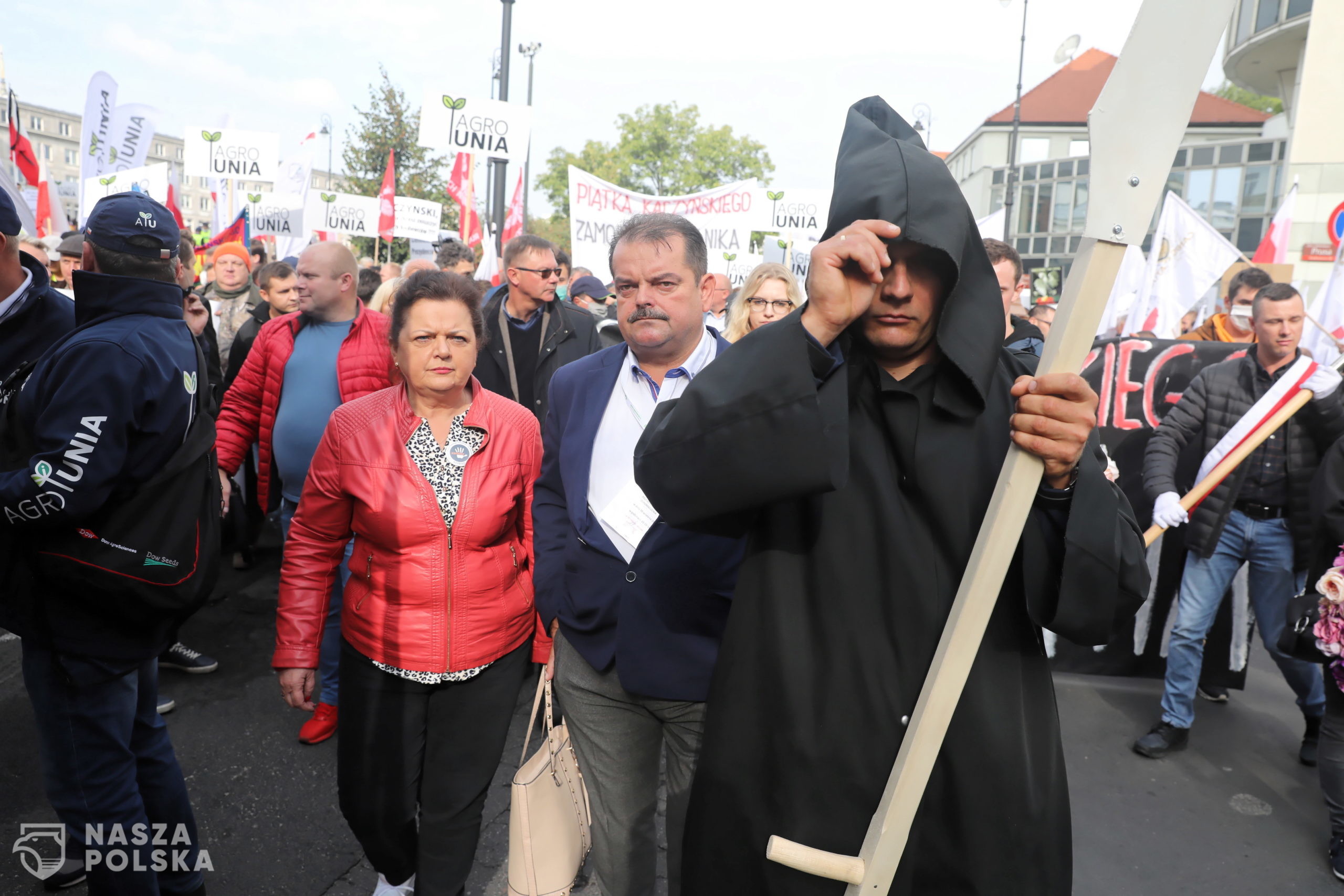 Warszawa, 30.09.2020. Przewodnicz¹cy OPZZRiOR S³awomir Izdebski (C-P) i polska polityk, rolniczka, przedsiêbiorca, dzia³aczka zwi¹zkowa Renata Beger (C-L) podczas demonstracji przedstawicieli bran¿y rolniczej w Warszawie, 30 bm. Jest to protest przeciwko nowelizacji ustawy zakazuj¹cej hodowli zwierz¹t na futra. (kf) PAP/Tomasz Gzell