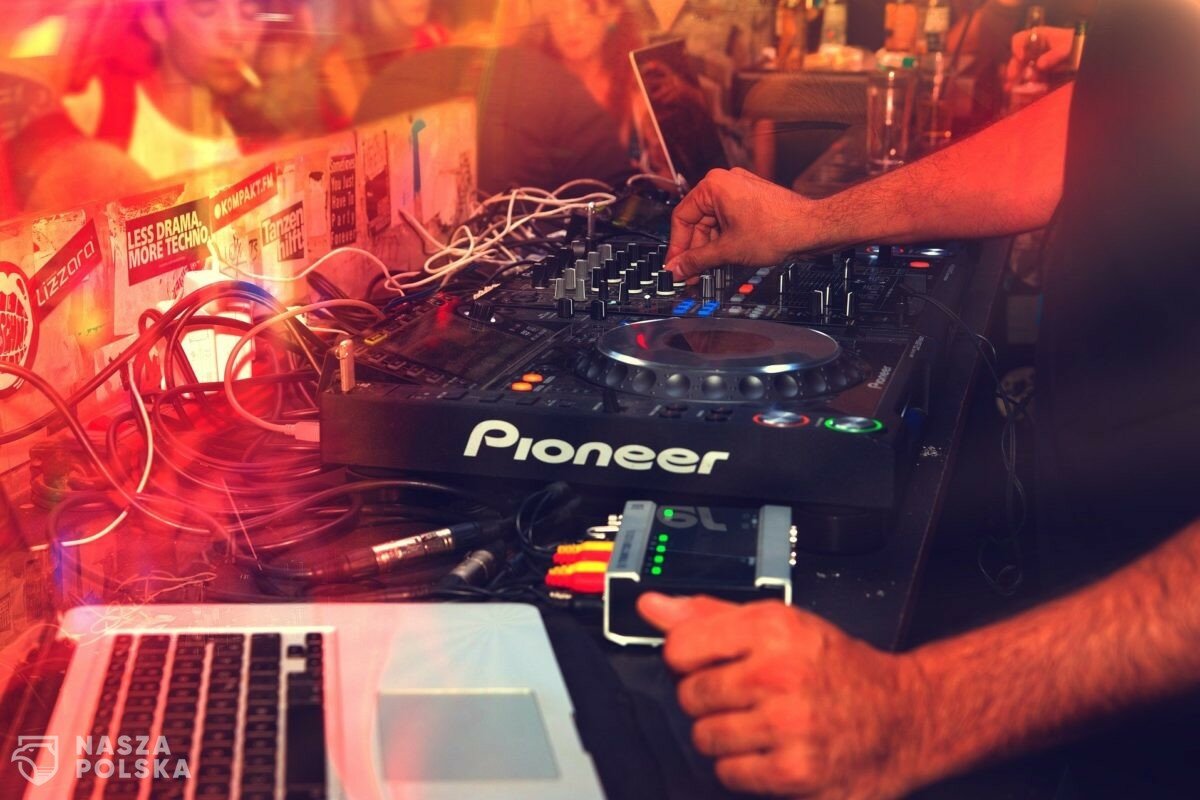 Niemcy/ Berlin. Kluby czynne tylko dla zaszczepionych, ale od środy zakaz tańca