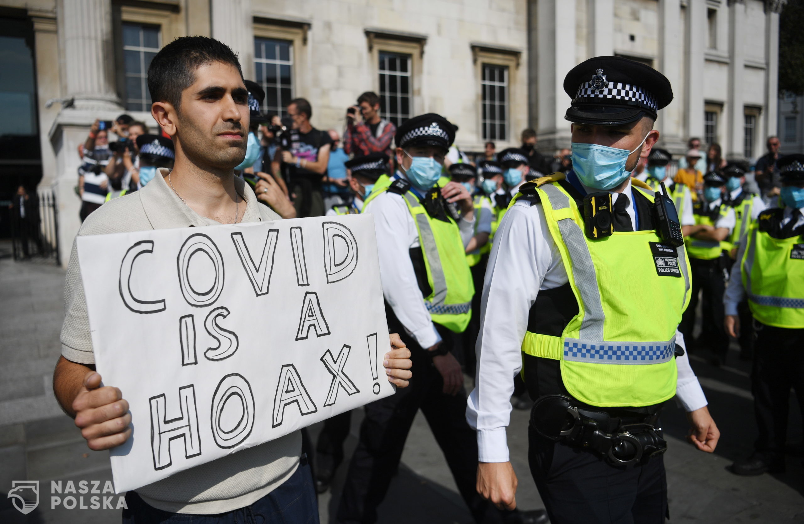 epa08681147 A protester holds a banner by police during a 'Resist & Act For Freedom Rally'  demonstration in London, Britain, 19 September 2020. The rally run by suspended former nurse Kate Shemirani is a forum for people who believe the Covid virus is a hoax and are anti-vaccine and government intervention.  EPA/NEIL HALL 
Dostawca: PAP/EPA.