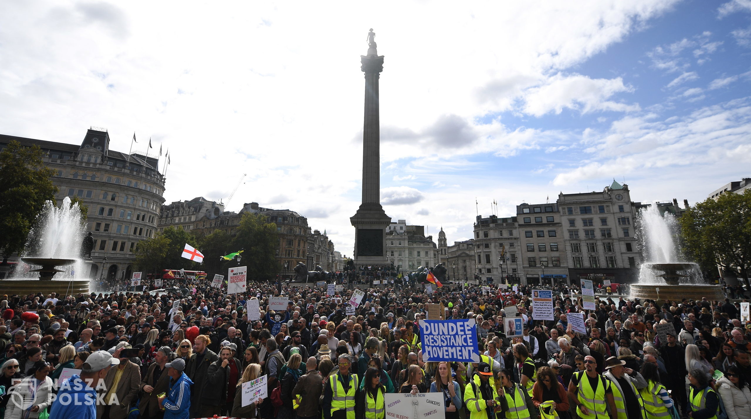 epa08698726 People attend a 'We Do Not Consent' rally at Trafalgar Square in London, Britain, 26 September 2020. Thousends of people gathered at a demonstration to protest against new coronavirus restrictions.  EPA/ANDY RAIN 
Dostawca: PAP/EPA.