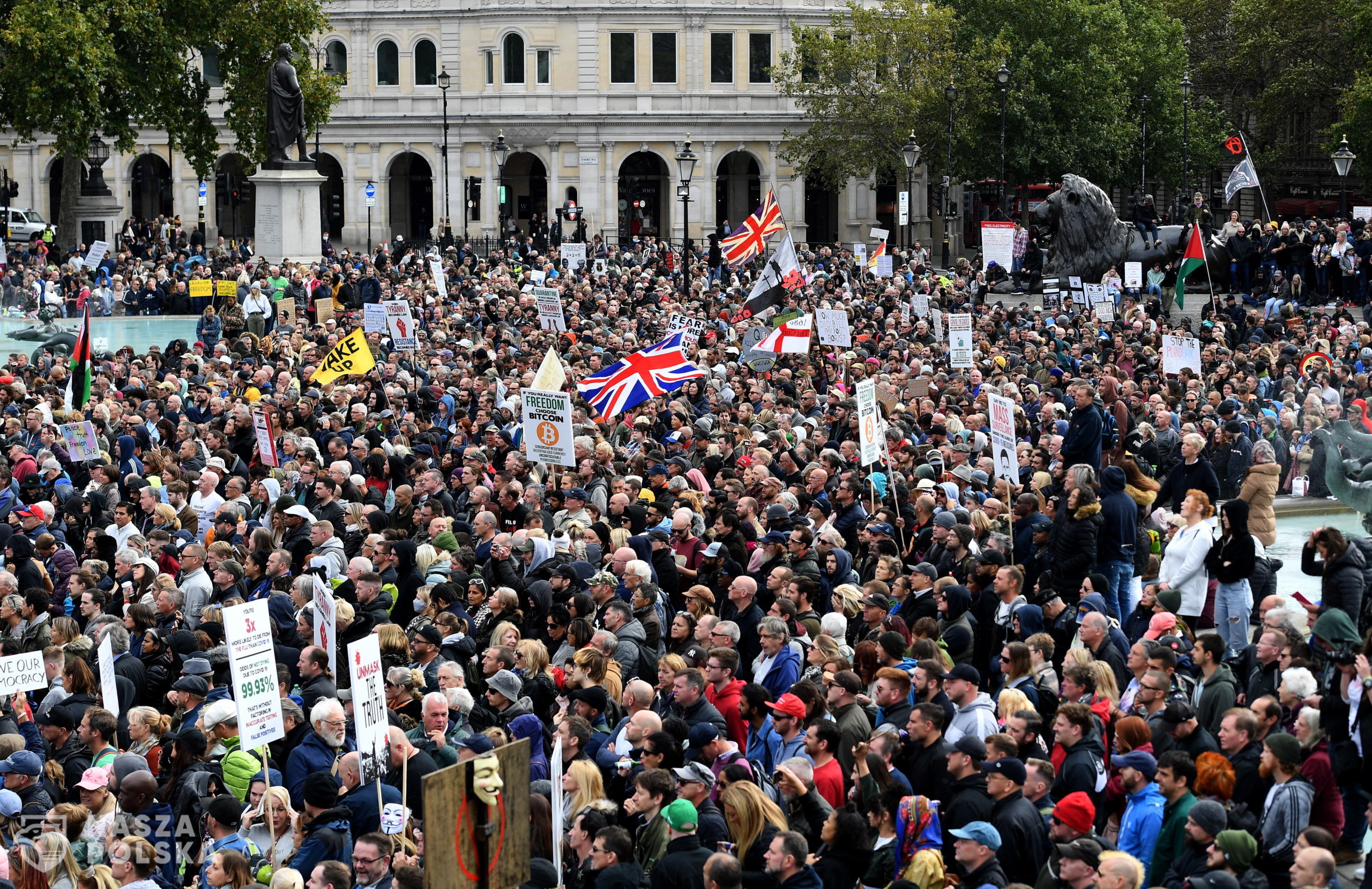 epa08698758 People attend a 'We Do Not Consent' rally at Trafalgar Square in London, Britain, 26 September 2020. Thousends of people gathered at a demonstration to protest against new coronavirus restrictions.  EPA/ANDY RAIN 
Dostawca: PAP/EPA.