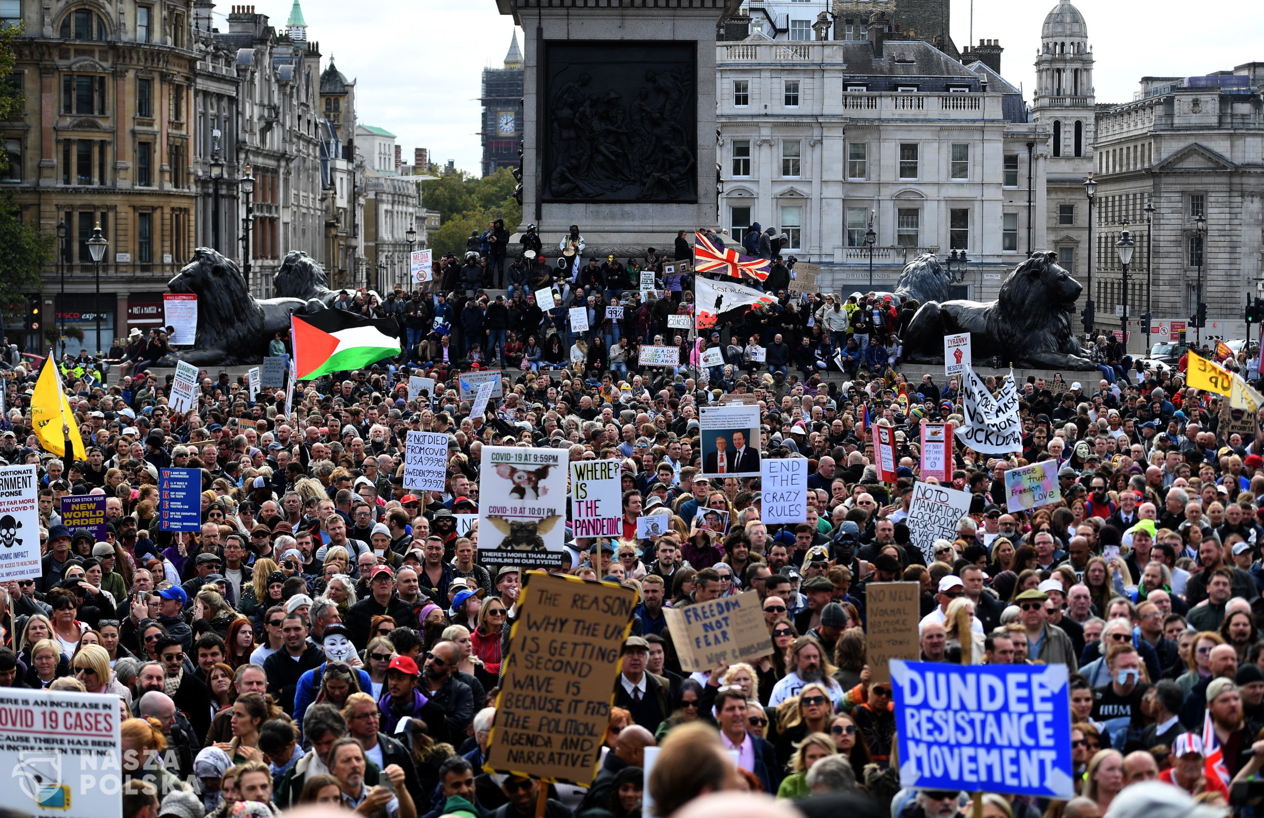 epa08698788 People attend a 'We Do Not Consent' rally at Trafalgar Square in London, Britain, 26 September 2020. Thousends of people gathered at a demonstration to protest against new coronavirus restrictions.  EPA/ANDY RAIN 
Dostawca: PAP/EPA.