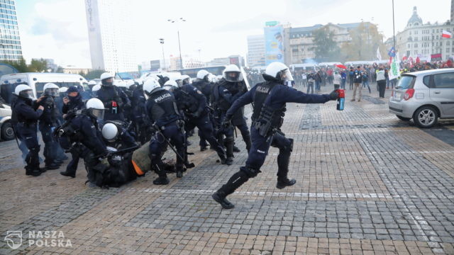 Policja używa pałek i gazu walcząc nie z poglądami, a z pandemią