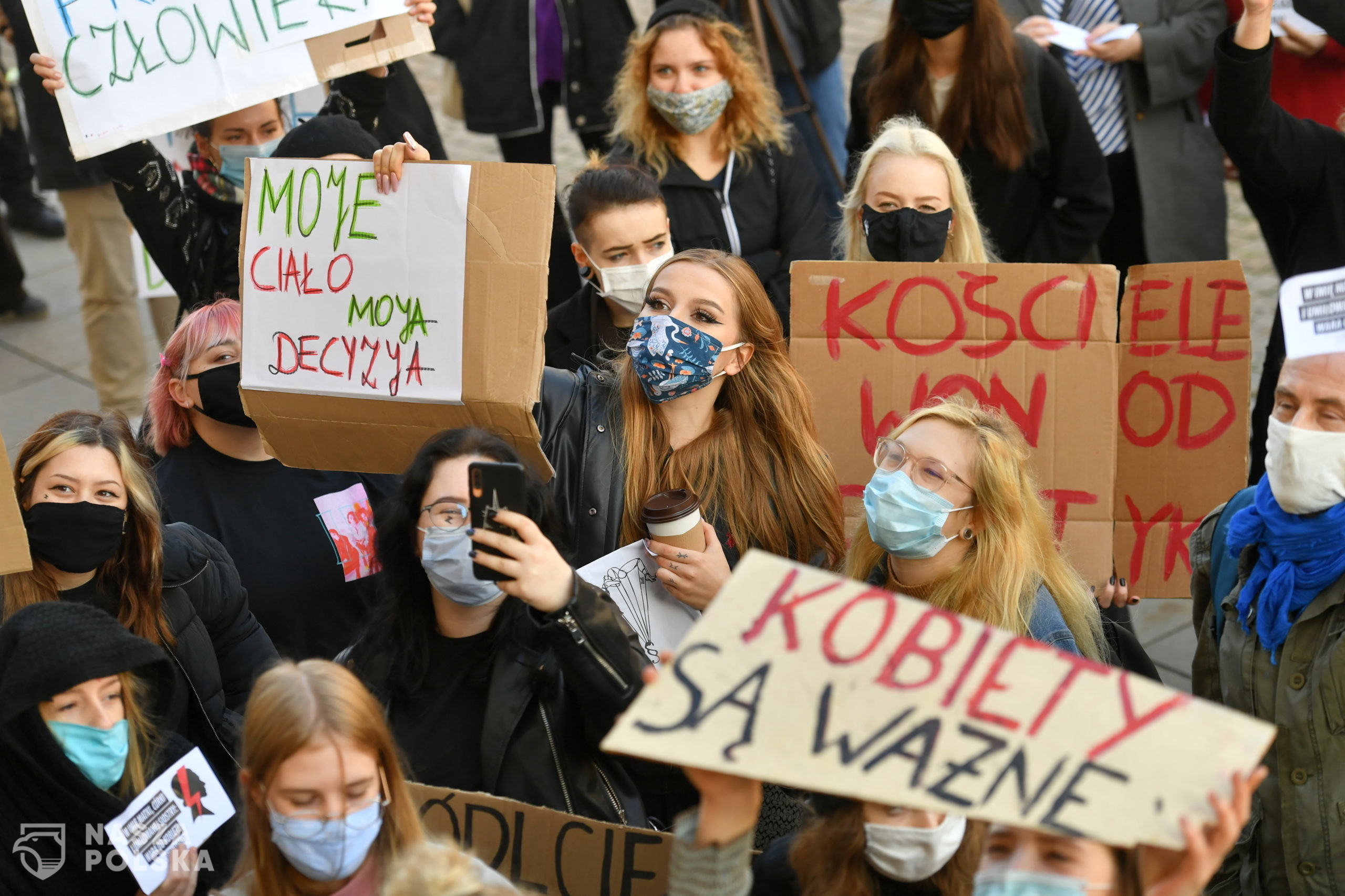 Warszawa, 25.10.2020. Uczestnicy protestu przeciwko zaostrzeniu prawa aborcyjnego, 25 bm. przed kocio³em wiêtego Krzy¿a w Warszawie. W czwartek Trybuna³ Konstytucyjny orzek³, ¿e aborcja w przypadku ciê¿kiego i nieodwracalnego upoledzenia p³odu lub jego nieuleczalnej choroby zagra¿aj¹cej ¿yciu jest niezgodna z Konstytucj¹ RP. Zgromadzeni zapowiadaj¹ kontynuacjê protestów. (sko) PAP/Piotr Nowak