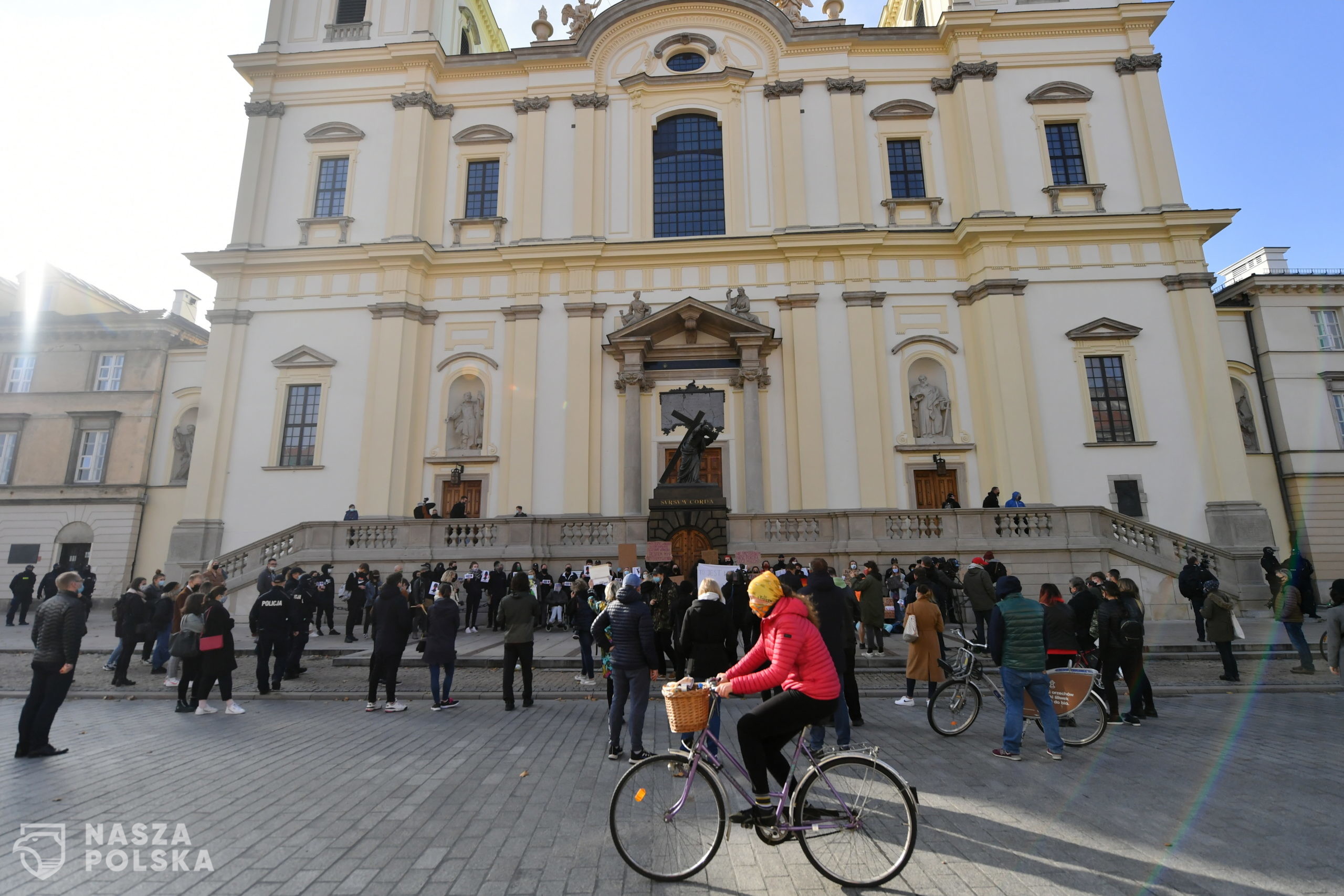 Warszawa, 25.10.2020. Uczestnicy protestu przeciwko zaostrzeniu prawa aborcyjnego, 25 bm. przed kocio³em wiêtego Krzy¿a w Warszawie. W czwartek Trybuna³ Konstytucyjny orzek³, ¿e aborcja w przypadku ciê¿kiego i nieodwracalnego upoledzenia p³odu lub jego nieuleczalnej choroby zagra¿aj¹cej ¿yciu jest niezgodna z Konstytucj¹ RP. Zgromadzeni zapowiadaj¹ kontynuacjê protestów. (sko) PAP/Piotr Nowak