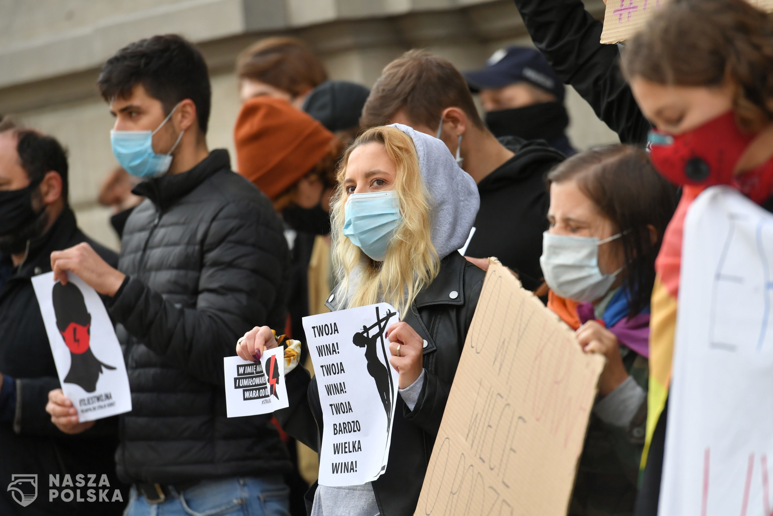 Warszawa, 25.10.2020. Uczestnicy protestu przeciwko zaostrzeniu prawa aborcyjnego, 25 bm. przed kocio³em wiêtego Krzy¿a w Warszawie. W czwartek Trybuna³ Konstytucyjny orzek³, ¿e aborcja w przypadku ciê¿kiego i nieodwracalnego upoledzenia p³odu lub jego nieuleczalnej choroby zagra¿aj¹cej ¿yciu jest niezgodna z Konstytucj¹ RP. Zgromadzeni zapowiadaj¹ kontynuacjê protestów. (sko) PAP/Piotr Nowak