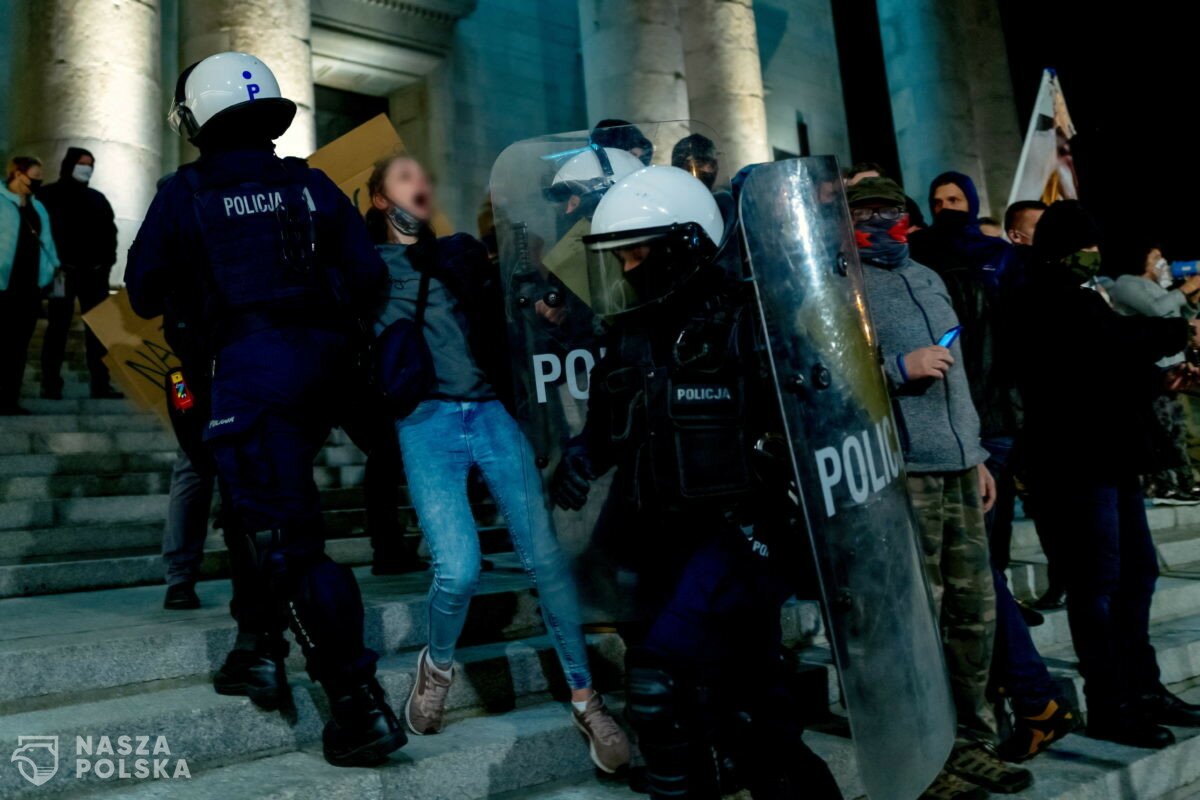 Prawnik: policja chce sobie przyznać uprawnienia do pałowania i zatrzymywania obywateli bez podstawy prawnej