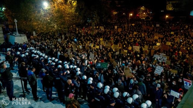 [ZDJĘCIA] Katowice/ Ok. 4 tys. osób protestowało ws. aborcji, doszło do starć z policją