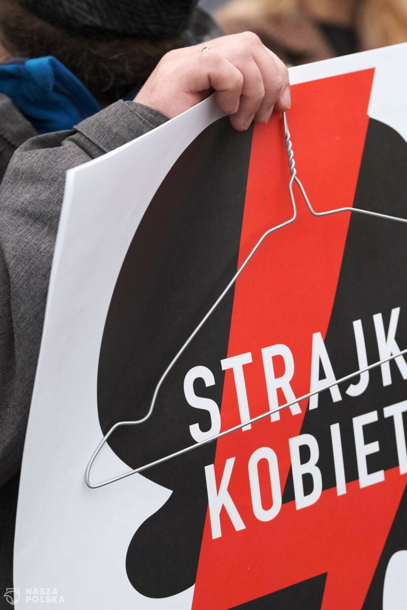 Policja usunęła z jezdni działaczy pro-life, którzy blokowali mobilny strajk kobiet