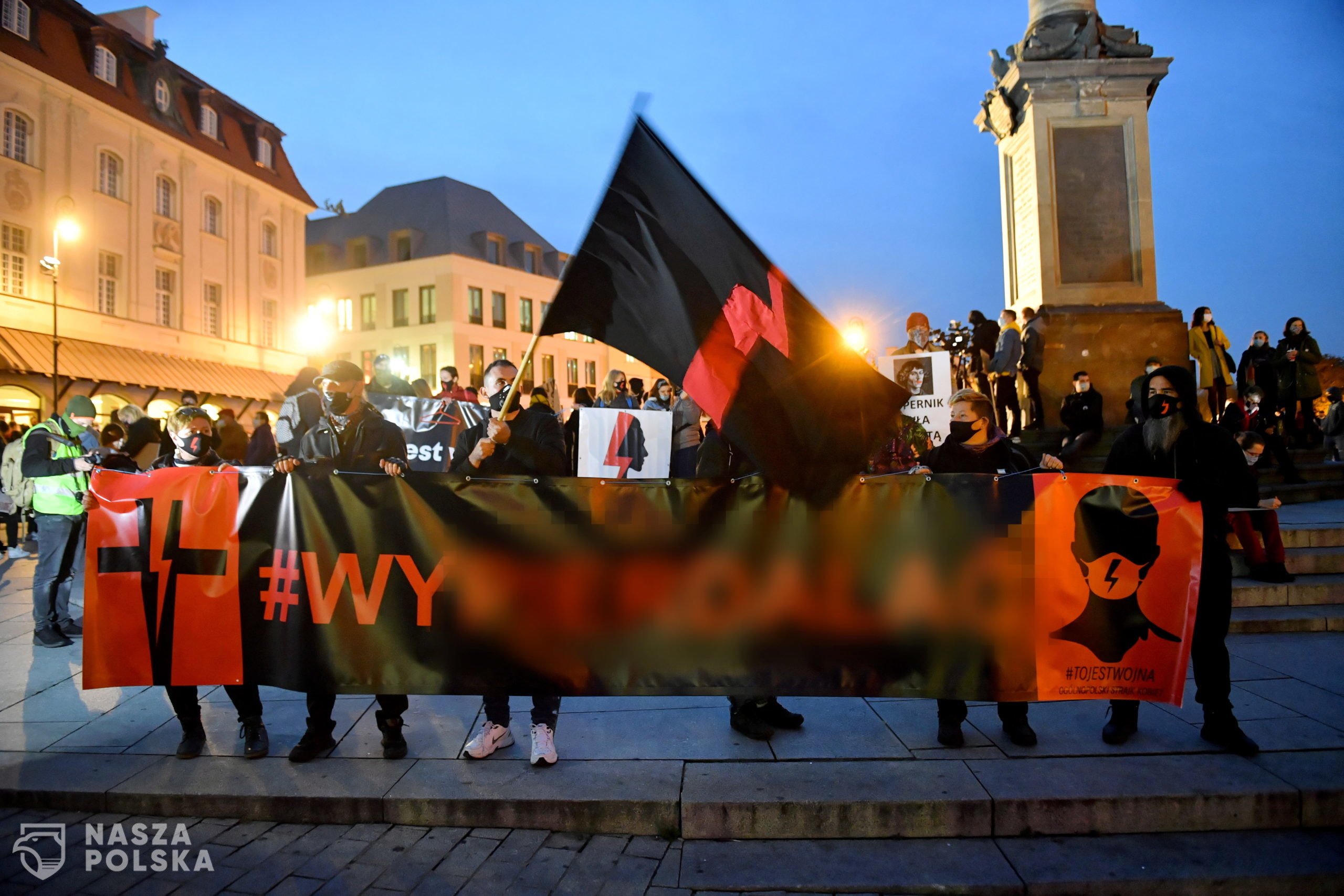 Warszawa, 30.10.2020. Uczestnicy protestu pod has³em "Na Warszawê!" zbieraj¹ siê na Placu Zamkowym w Warszawie, 30 bm. Od 22 bm. w ca³ej Polsce trwaj¹ protesty przeciw zaostrzeniu prawa aborcyjnego. (mr) PAP/Radek Pietruszka