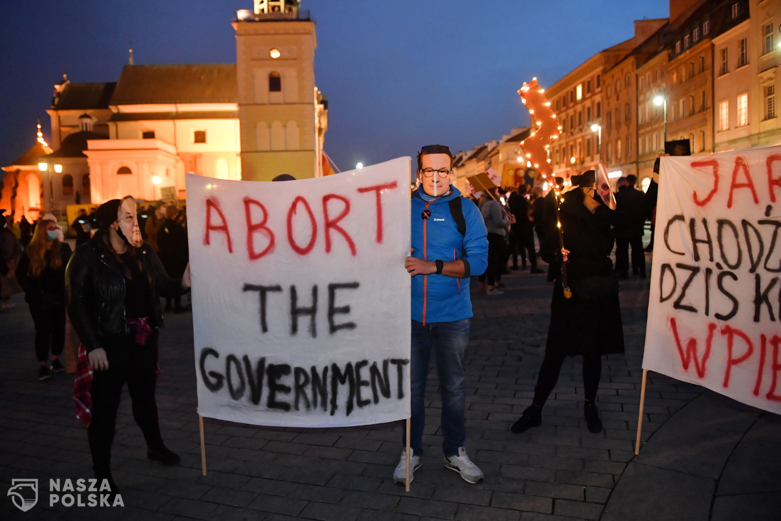 Warszawa, 30.10.2020. Uczestnicy protestu pod has³em "Na Warszawê!" zbieraj¹ siê na Placu Zamkowym w Warszawie, 30 bm. Od 22 bm. w ca³ej Polsce trwaj¹ protesty przeciw zaostrzeniu prawa aborcyjnego. (mr) PAP/Radek Pietruszka