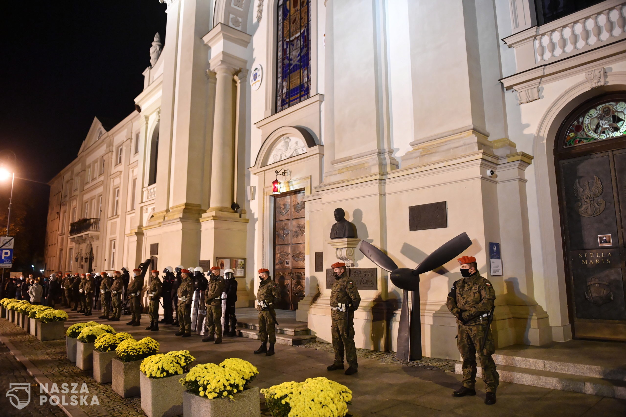 Warszawa, 30.10.2020. ¯andarmeria Wojskowa wspiera Policjê w zabezpieczeniu protestu pod has³em "Na Warszawê!" przed Katedr¹ WP w Warszawie, 30 bm. Od 22 bm. w ca³ej Polsce trwaj¹ protesty przeciw zaostrzeniu prawa aborcyjnego. (mr) PAP/Radek Pietruszka