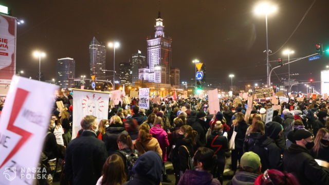 Czarnek: manifestujący dzielą się na trzy grupy