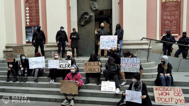 [FILM] Demokratyczny protest, czy atak „lewackich satanistów” na kościoły?