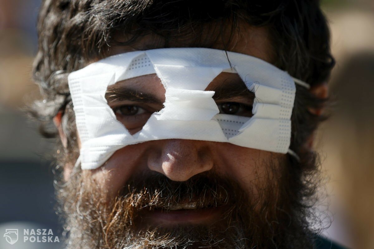 Chcieli zakazać przyłbic, a przypadkiem znieśli obowiązek maseczek?&nbsp;