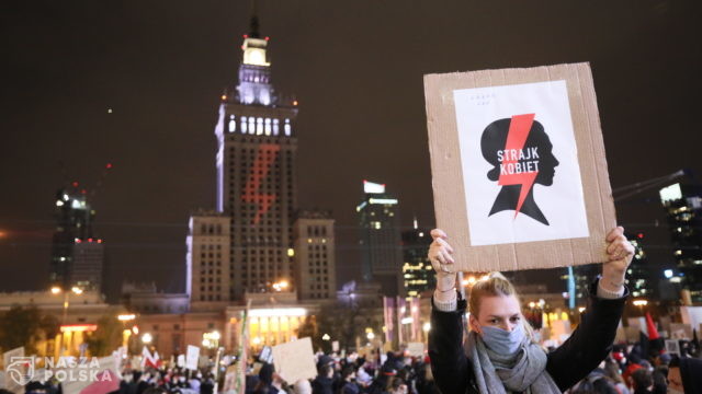 Protesty trwają. PiS zmienia zdanie: „poszukujemy rozwiązania zgodnego z konstytucją”