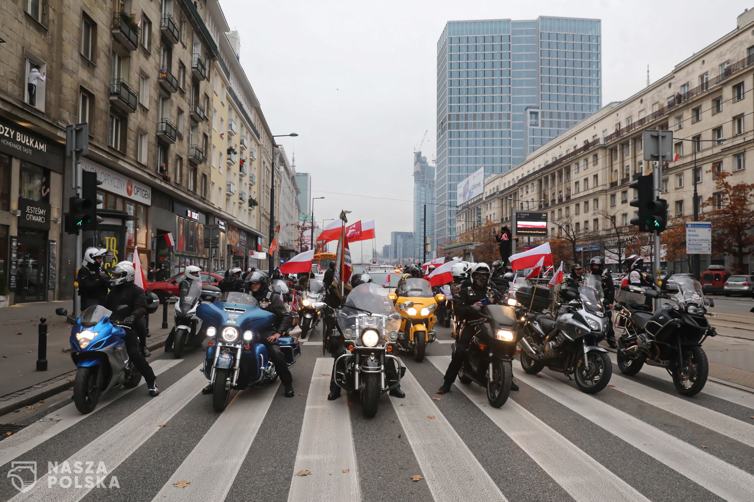 Warszawa, 11.11.2020. Uczestnicy Marszu Niepodleg³oci zbieraj¹ siê w okolicy Ronda Dmowskiego w Warszawie, 11 bm. Tegoroczny Marsz Niepodleg³oci odbywa siê pod has³em "Nasza cywilizacja, nasze zasady". Na ulicach stolicy zaczê³y gromadziæ siê samochody i motocykle z uczestnikami wydarzenia, które w tym roku - ze wzglêdu na sytuacjê epidemiczn¹ - odbywa siê w formie "rajdu". W pobli¿u Ronda Dmowskiego zbieraj¹ siê te¿ piesi uczestnicy manifestacji. (mr) PAP/Tomasz Gzell