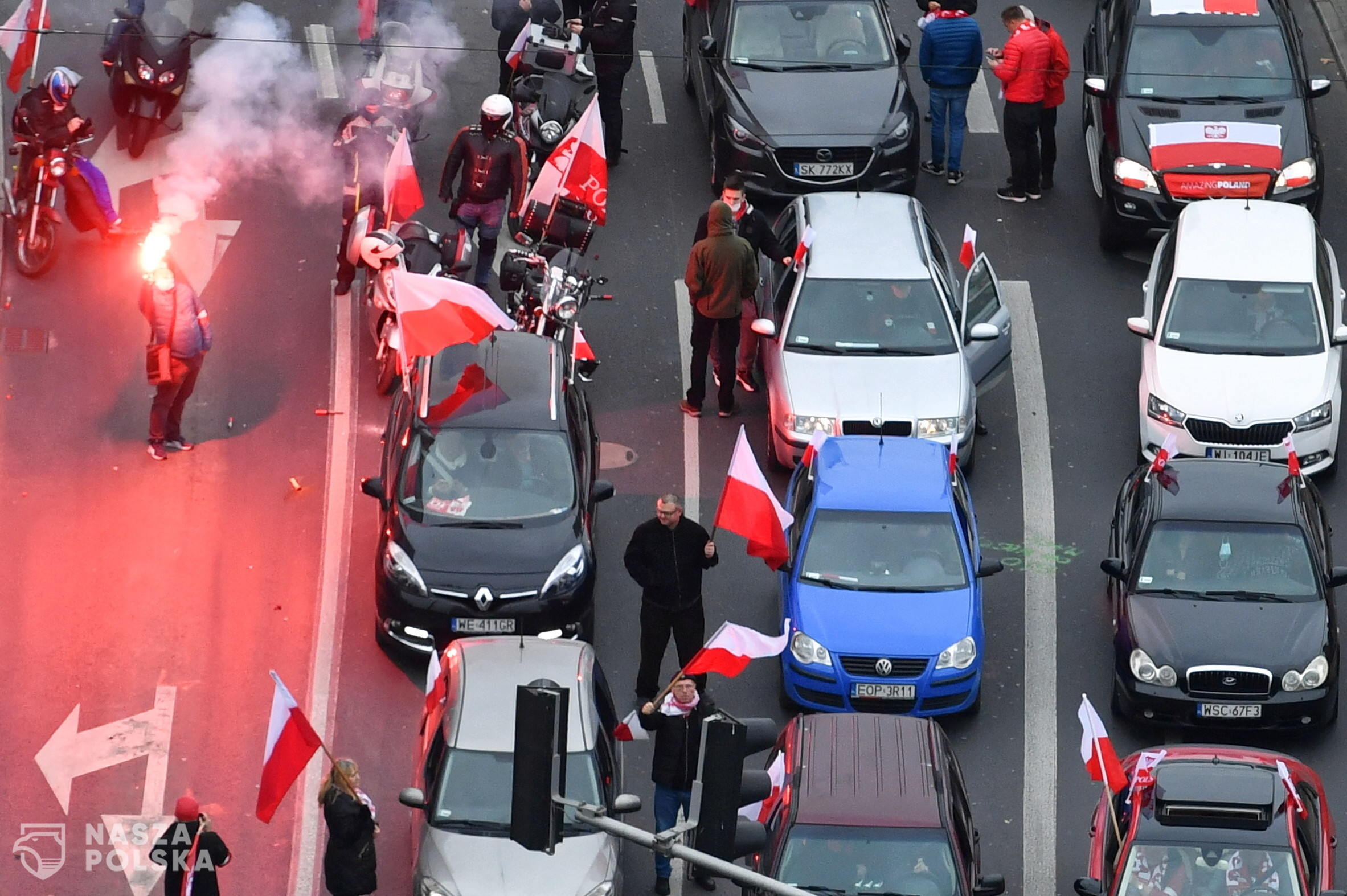 Warszawa, 11.11.2020. Uczestnicy Marszu Niepodleg³oci zbieraj¹ siê w okolicy Ronda Dmowskiego w Warszawie, 11 bm. Tegoroczny Marsz Niepodleg³oci odbywa siê pod has³em "Nasza cywilizacja, nasze zasady". Na ulicach stolicy zaczê³y gromadziæ siê samochody i motocykle z uczestnikami wydarzenia, które w tym roku - ze wzglêdu na sytuacjê epidemiczn¹ - odbywa siê w formie "rajdu". W pobli¿u Ronda Dmowskiego zbieraj¹ siê te¿ piesi uczestnicy manifestacji. (mr) PAP/Radek Pietruszka