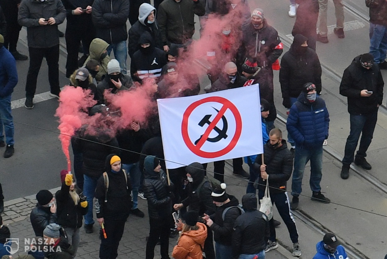 Warszawa, 11.11.2020. Uczestnicy Marszu Niepodleg³oci na Rondzie Dmowskiego w Warszawie, 11 bm. Tegoroczny Marsz Niepodleg³oci odbywa siê pod has³em "Nasza cywilizacja, nasze zasady". Ze wzglêdu na sytuacjê epidemiczn¹ manifestacja mia³a odbywaæ siê w formie "rajdu", ale uczestnicz¹ w niej tak¿e piesi. (mr) PAP/Radek Pietruszka