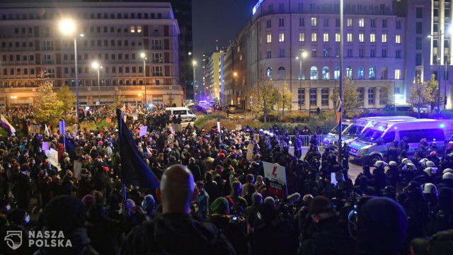 Policja użyła gazu wobec protestujących w Warszawie