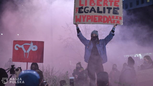 Protestujący zgromadzili się przed siedzibą TVP