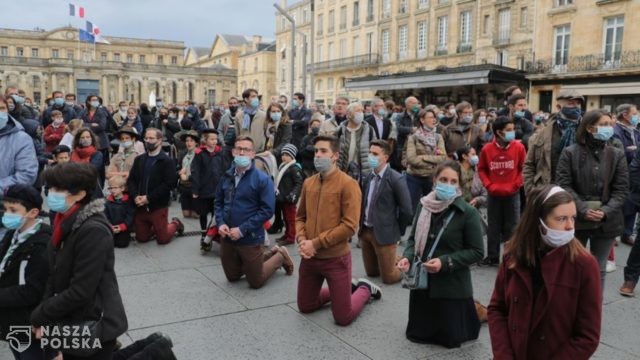 Francja/ Setki katolików modliły się przed zamkniętymi kościołami