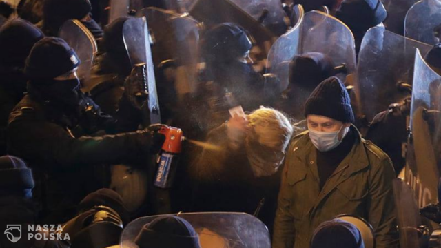Politycy chcą wyjaśnienia sprawy użycia gazu wobec posłanki Nowackiej podczas demonstracji w Warszawie