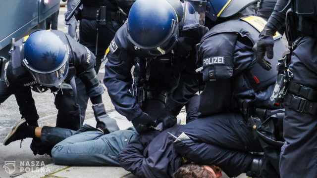 Niemcy protestowali przeciwko obostrzeniom. Policja użyła armatek wodnych