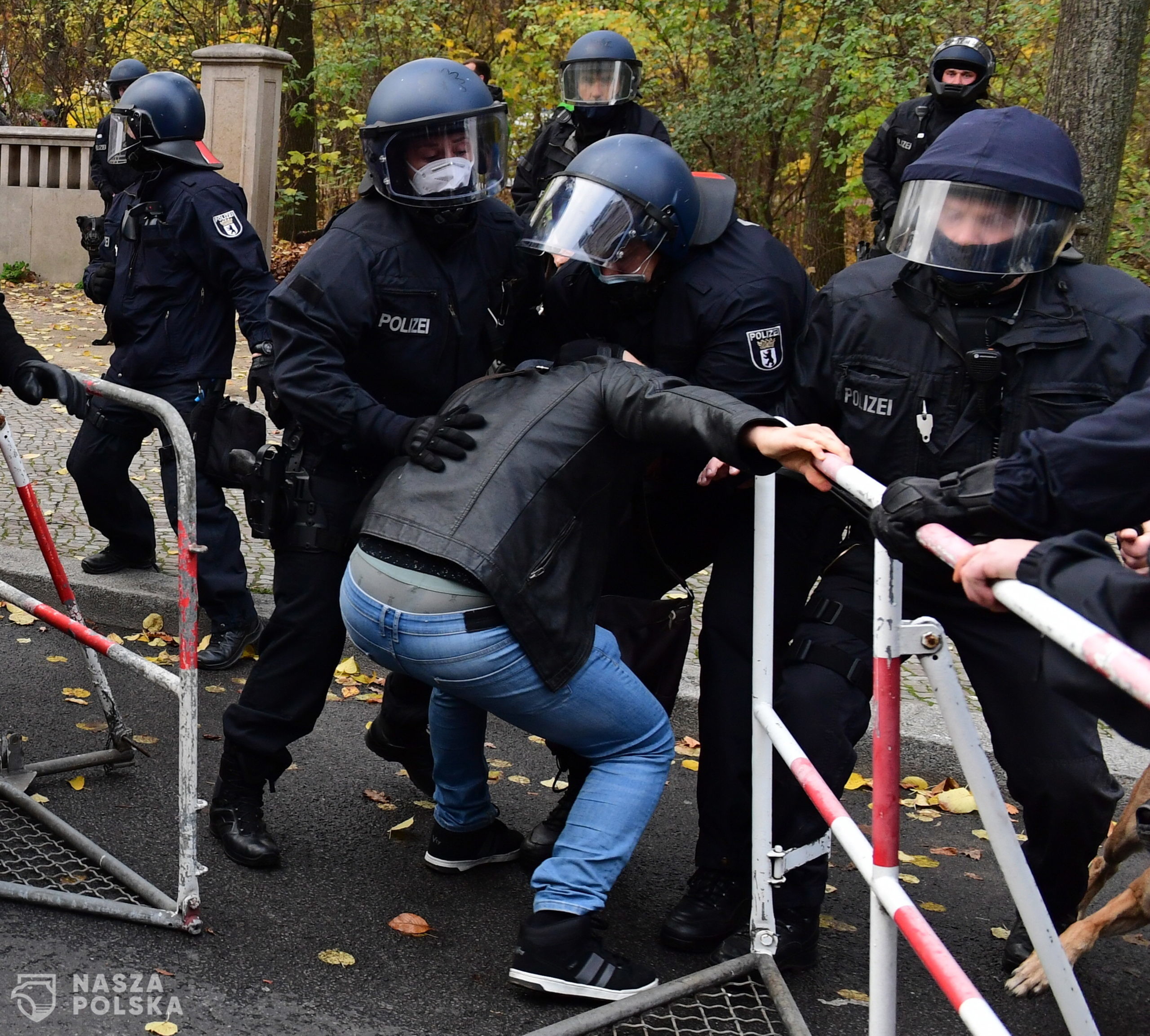 epa08826675 Police officers stop a man trying to break through a police line during a demonstration against German coronavirus restrictions, in Berlin, Germany, 18 November 2020. While German interior minister prohibited demonstrations around the Reichstag building during the parliamentary Bundestag session people gathered to protest against government-imposed semi-lockdown measures aimed at curbing the spread of the coronavirus pandemic. Since 02 November, all restaurants, bars, cultural venues, fitness studious, cinemas and sports halls are forced to close for four weeks as a lockdown measure to rein in skyrocketing coronavirus infection rates.  EPA/FILIP SINGER 
Dostawca: PAP/EPA.