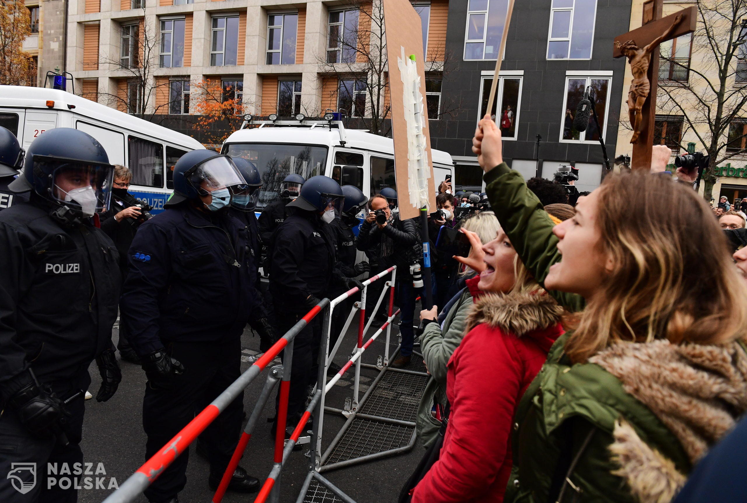 epa08826676 Police officers and protesters during a demonstration against German coronavirus restrictions, in Berlin, Germany, 18 November 2020. While German interior minister prohibited demonstrations around the Reichstag building during the parliamentary Bundestag session people gathered to protest against government-imposed semi-lockdown measures aimed at curbing the spread of the coronavirus pandemic. Since 02 November, all restaurants, bars, cultural venues, fitness studious, cinemas and sports halls are forced to close for four weeks as a lockdown measure to rein in skyrocketing coronavirus infection rates.  EPA/FILIP SINGER 
Dostawca: PAP/EPA.