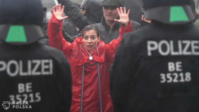 Regularna bitwa. Koronasceptycy starli się z policją pod budynkiem Reichstagu