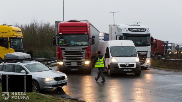 W. Brytania/ Przepychanki między kierowcami ciężarówek a policją w Dover