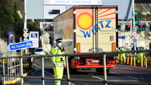 BBC: ponad 700 ciężarówek już opuściło Dover, ok. 5000 czeka na wyjazd