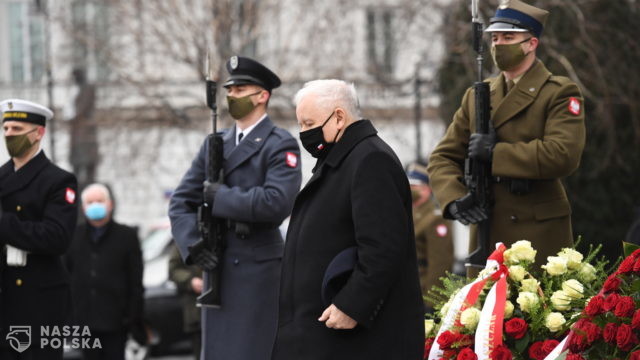 Chcieli wręczyć Kaczyńskiemu parówki i czapkę błazna podczas obchodów miesięcznicy smoleńskiej