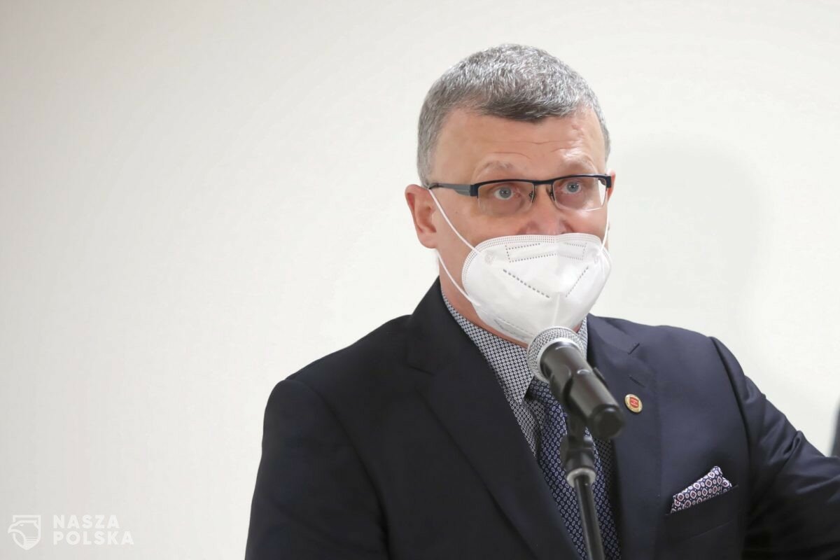 Dr Grzesiowski: Ja i żona chodzimy po domu w maskach