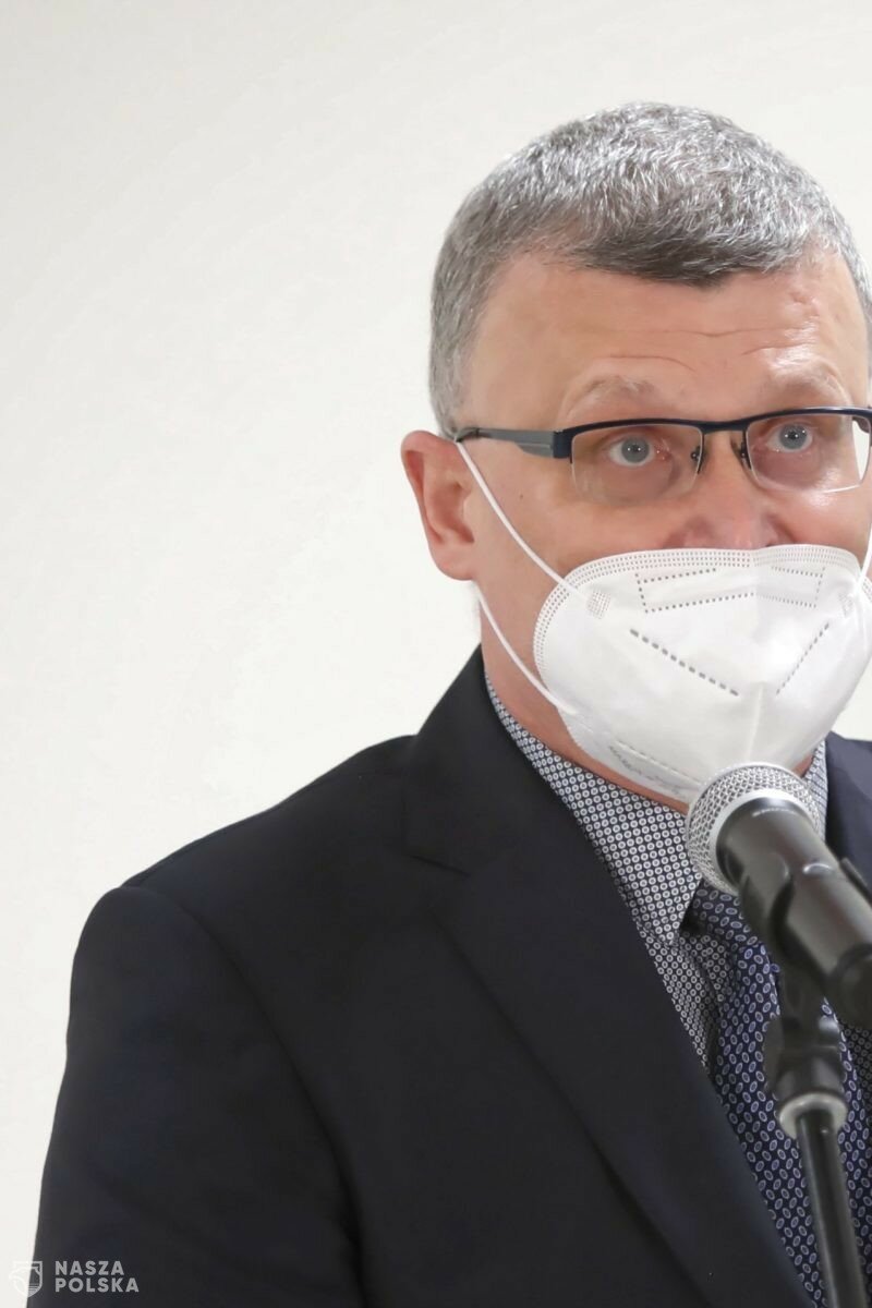 Dr Grzesiowski: Ja i żona chodzimy po domu w maskach