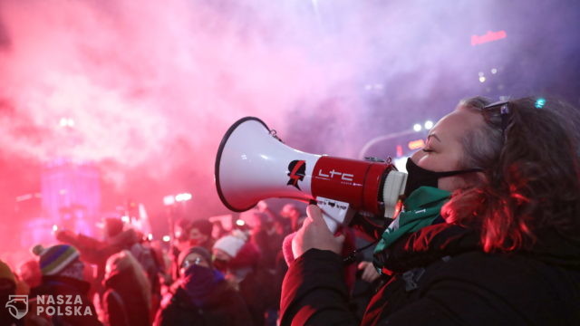 Warszawa/ Policja blokuje przemarsz protestujących w centrum miasta