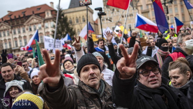 Tysiące Czechów protestowało przeciwko obostrzeniom związanym z epidemią