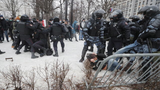 Około 20 zatrzymanych przed aresztem, gdzie jest Nawalny