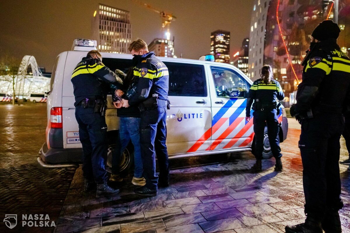 Holandia/ Małżeństwo aresztowane w samolocie po ucieczce z kwarantanny